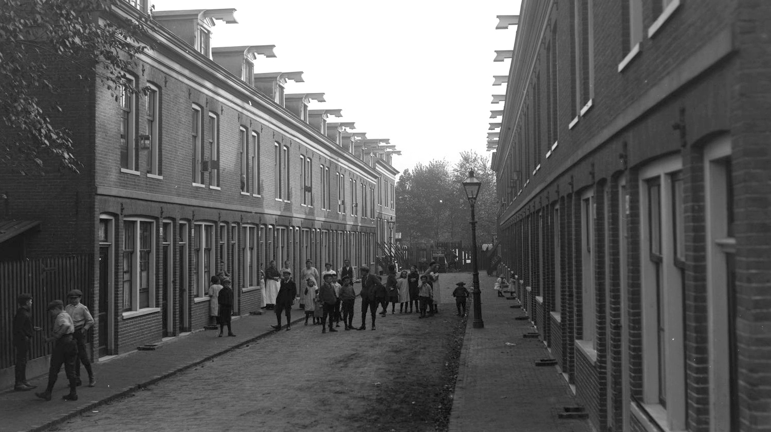 Kinderen op straat 1915 in het eerste bouwcomplex van De Key